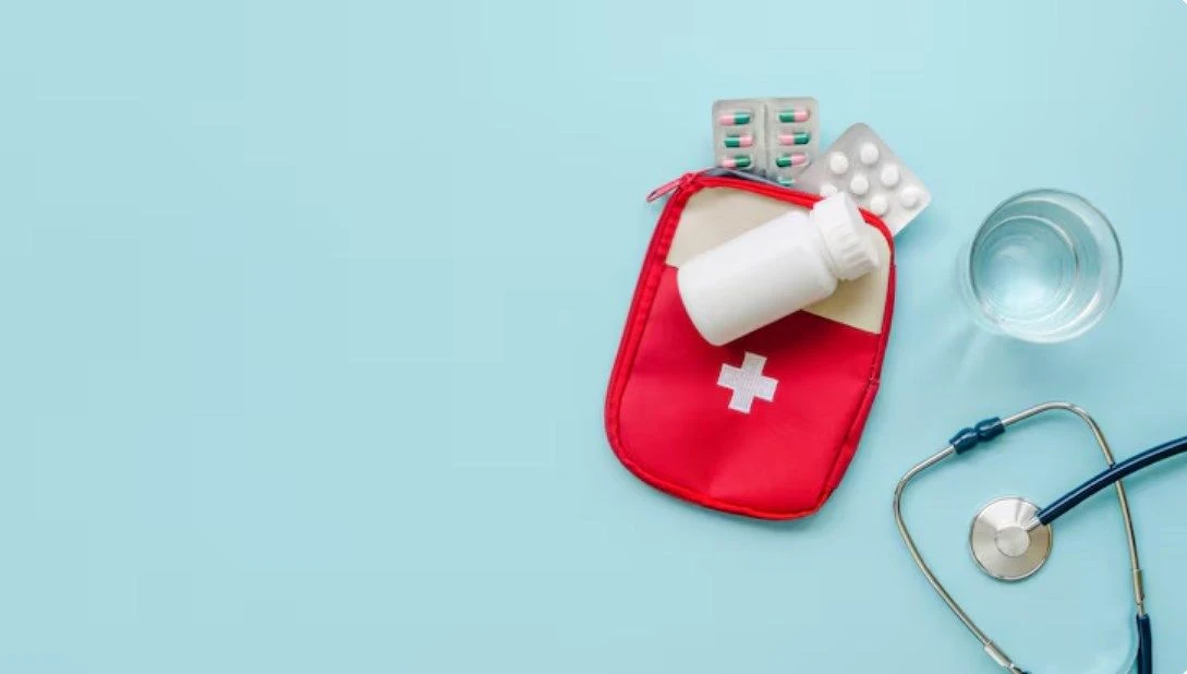 Основы первой помощи для тренеров: от травм до аптечки